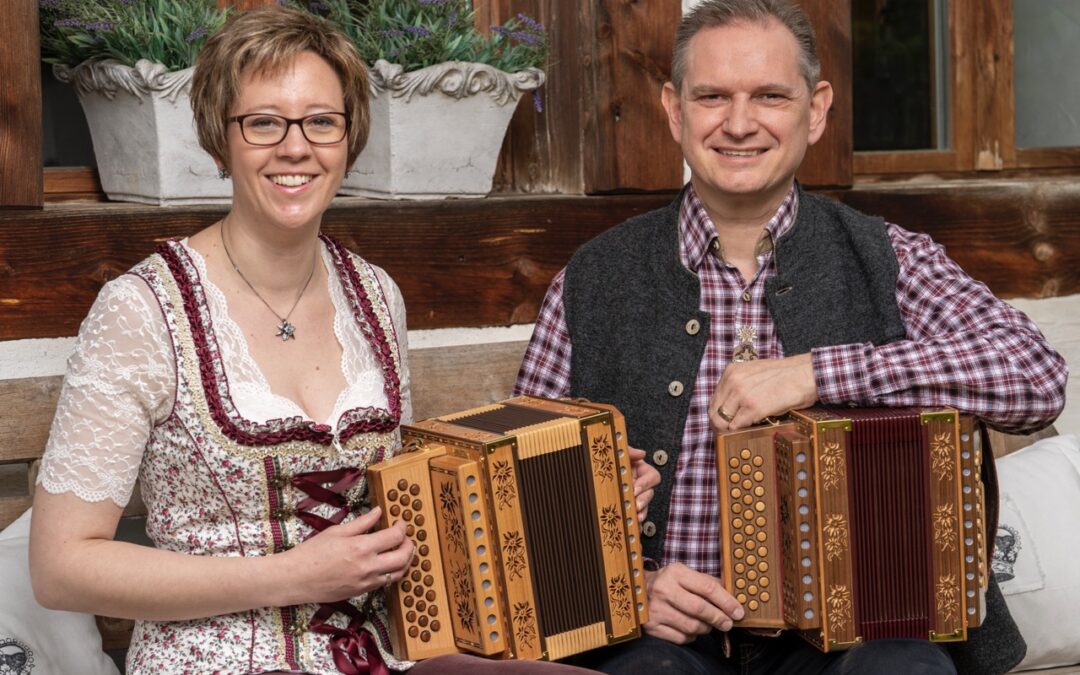 Claudia und Daniel Bürki gekleidet in Trachtenmode und Schwyzerörgeli in der Hand. Trachtenmode, Landhausmode, Dirndl, Lederhosen, Schwyzerörgeli und Instrumente findest du in grosser Auswahl bei Musik und Mode Bürki in Fehraltorf.