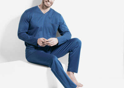 Herr in blauem Pyjama, Oberteil mit feinen Streifen, Hose uni. Diverse weitere Pyjamas finden Sie bei Musik und Mode Bürki in Fehraltorf.
